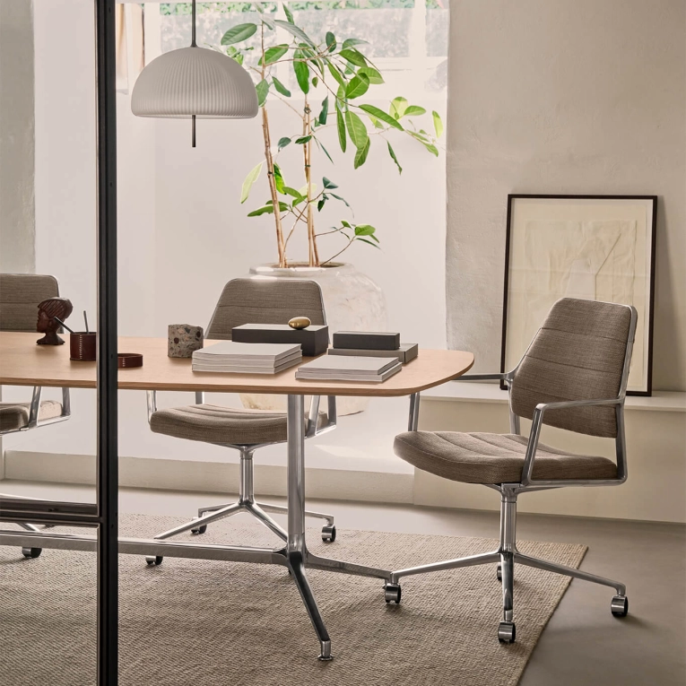 Contract Table SWIVEL TABLE 436 Small Light Oak VIPP