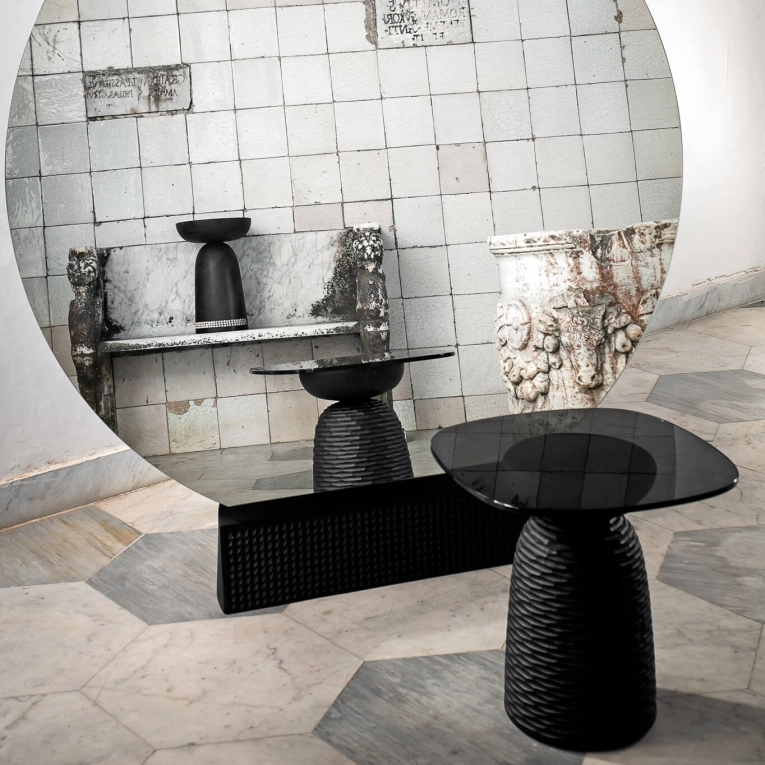 Table d'appoint guéridon NERA base pleine à  découpes sculptées Érable Noir ZANAT
