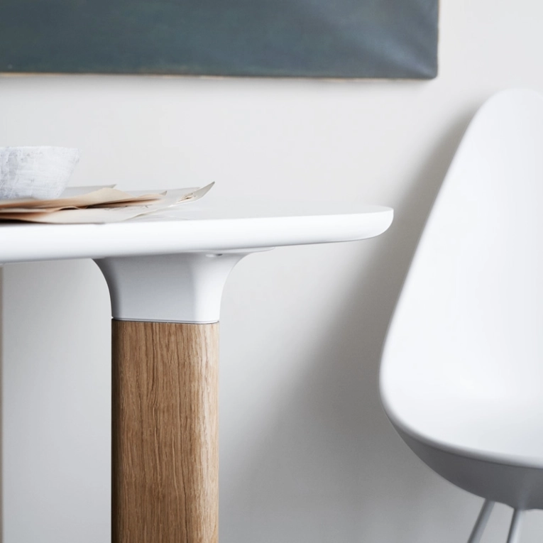 Table ANALOG L185 Plateau et pieds chêne Cadre blanc FRITZ HANSEN