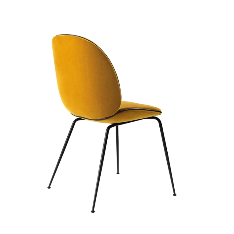 Chaise BEETLE Rembourrée Velvet 4955/ acier noir GUBI