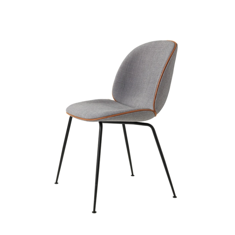 Chaise BEETLE Rembourrée Remix gris clair 133/ acier noir GUBI