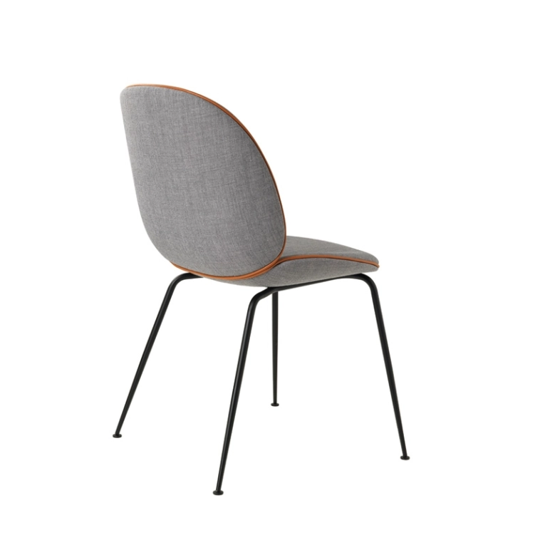 Chaise BEETLE Rembourrée Remix gris clair 133/ acier noir GUBI