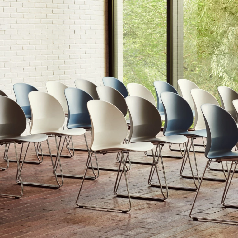 Chaise N02 RECYCLE piétement luge Bleu clair FRITZ HANSEN