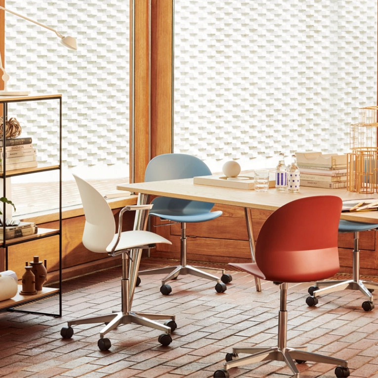 Chaise N02  RECYCLE piètement roulettes Blanc cassé FRITZ HANSEN