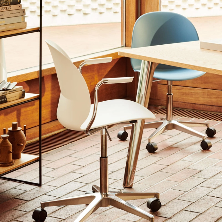 Chaise N02 RECYCLE avec accoudoirs et roulettes Blanc cassé FRITZ HANSEN