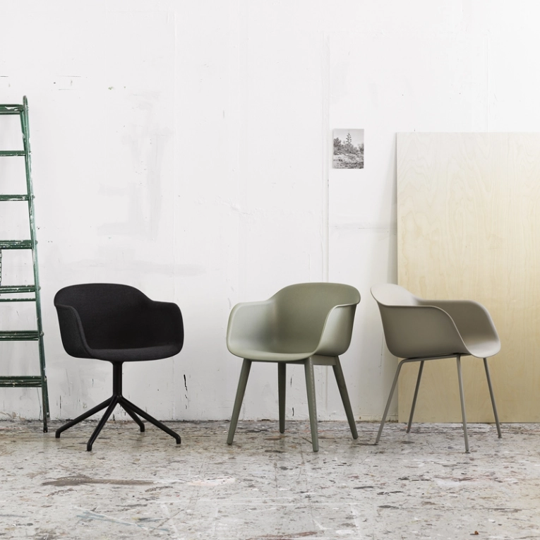 Chaise FIBER ARMCHAIR pied central Noir MUUTO