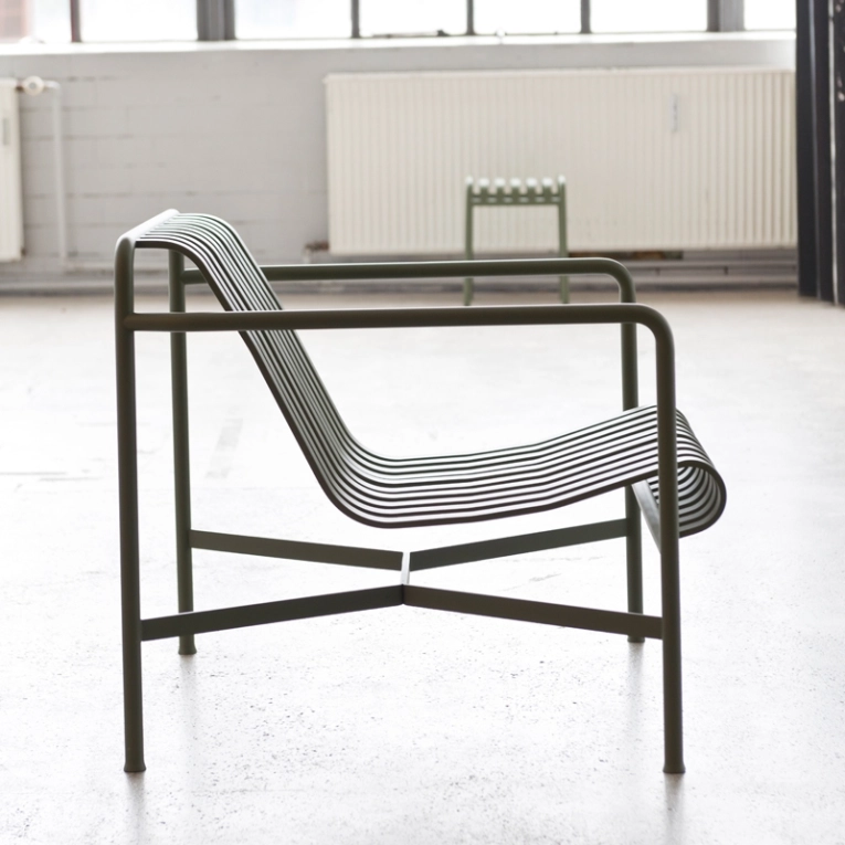 Fauteuil extérieur PALISSADE LOUNGE dossier bas Gris clair HAY