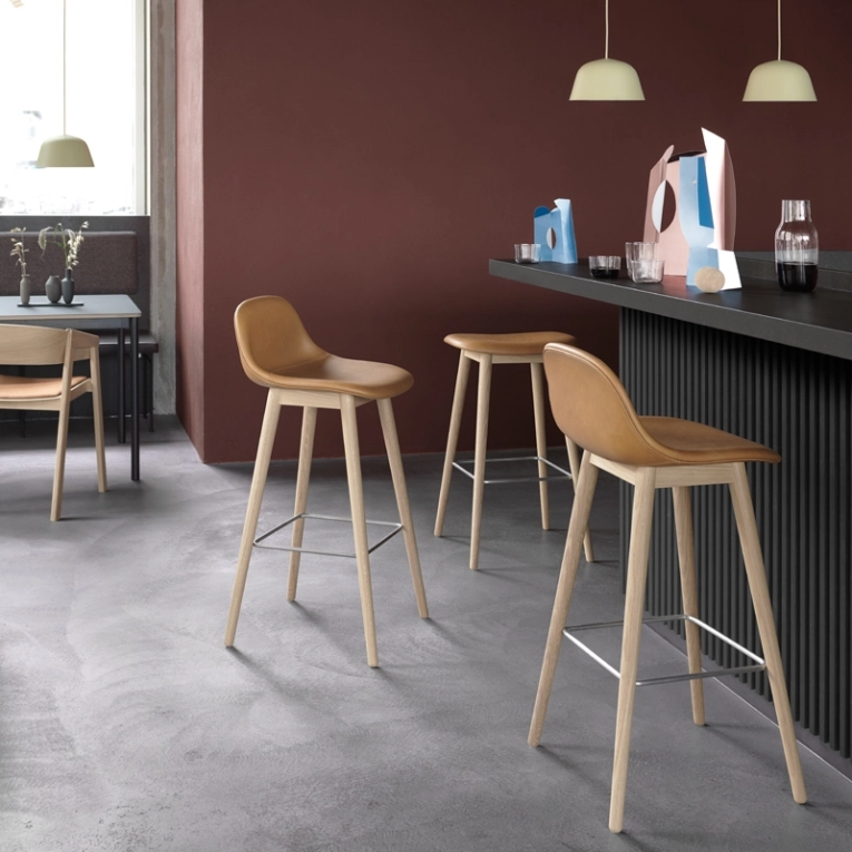 Tabouret haut FIBER BAR STOOL Avec dossier pieds bois H65 Blanc/ chêne MUUTO