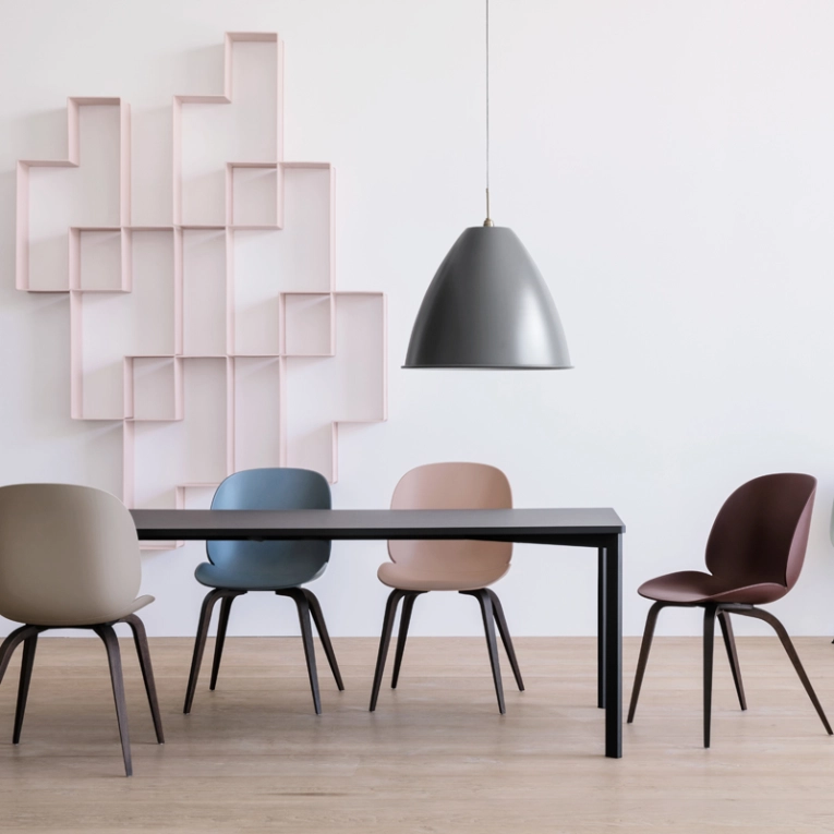 Chaise BEETLE pieds bois Rose doux GUBI