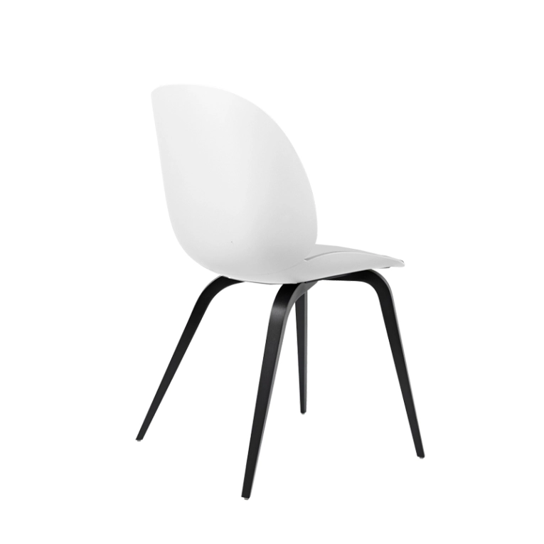Chaise BEETLE pieds bois Blanc albâtre GUBI
