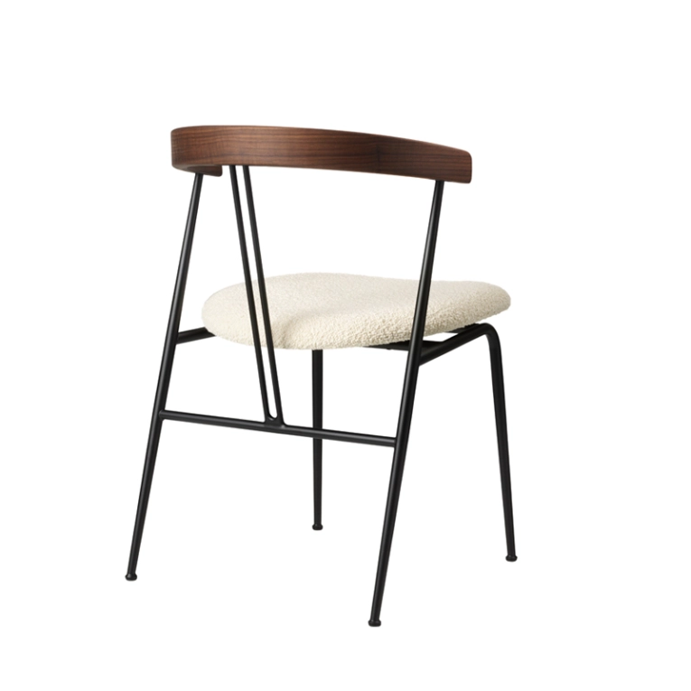 Chaise VIOLIN dossier noyer Karakorum 001 GUBI