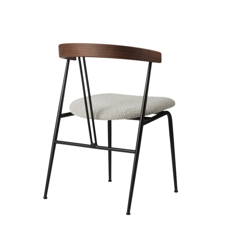 Chaise VIOLIN dossier noyer Karakorum 004 GUBI