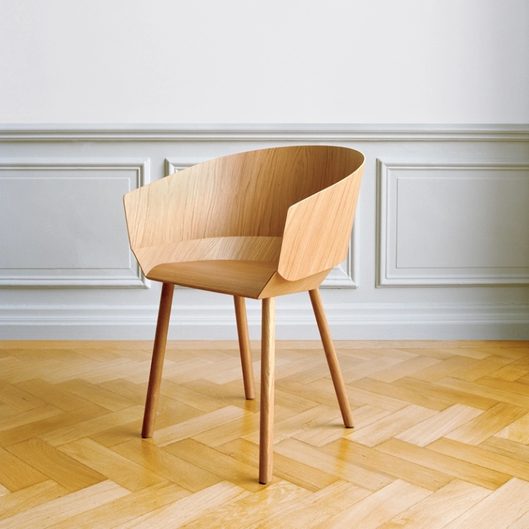 Chaise HOUDINI avec accoudoirs Chêne E15
