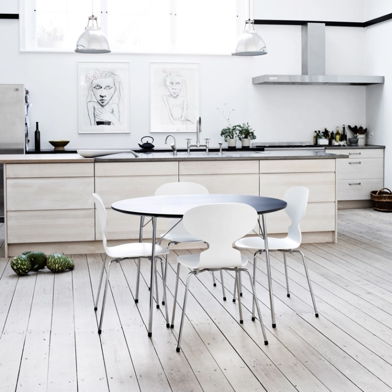 Chaise FOURMI 4 PIEDS Frêne teinté Rose pâle FRITZ HANSEN
