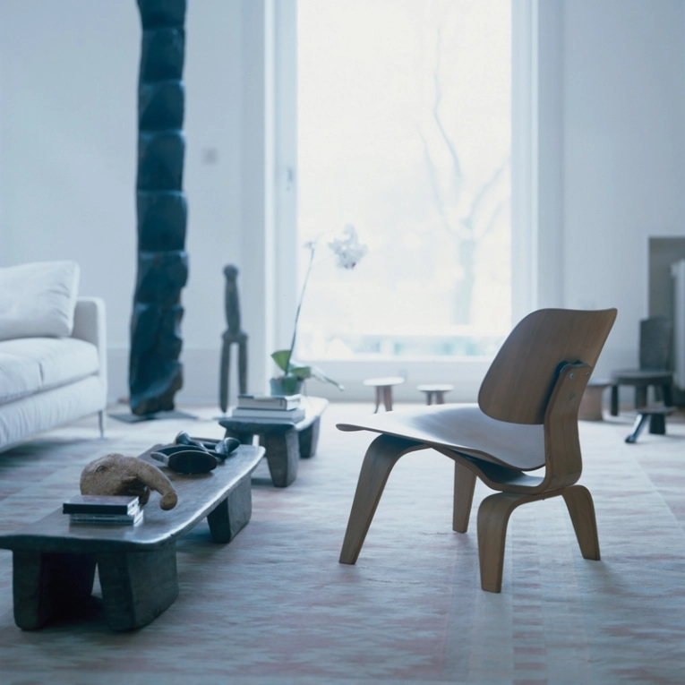 Fauteuil LCW Calf's Skin Brun, blanc VITRA