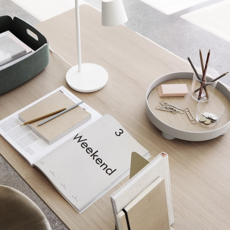 Table 70/70 Chêne contreplaqué Chêne/ gris MUUTO