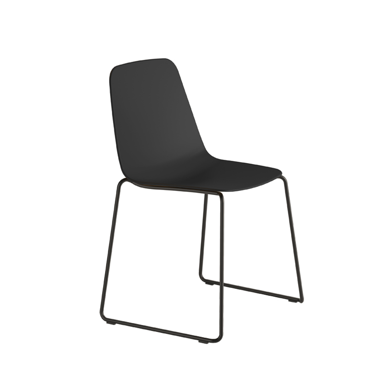 Chaise MAARTEN PLASTIC piétement luge Noir VICCARBE