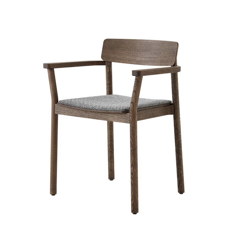 Chaise BETTY TK11 tissu Chêne fumé/Sisu 165 AND TRADITION