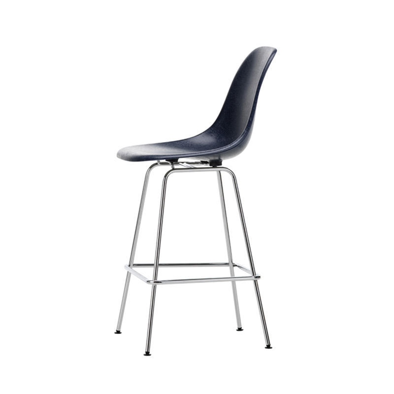 Tabouret haut EAMES FIBERGLASS STOOL Medium Bleu marine Eames VITRA