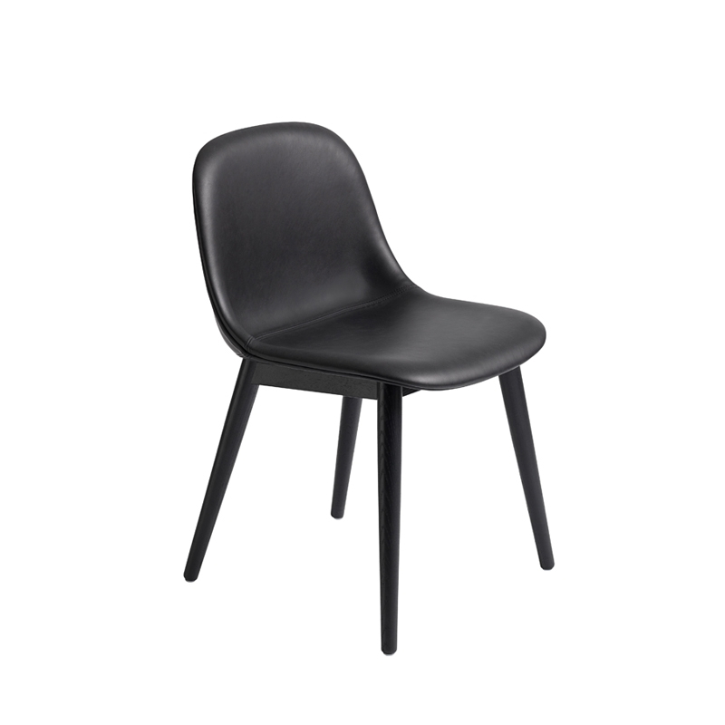Chaise FIBER CHAIR pieds bois coque cuir Noir MUUTO