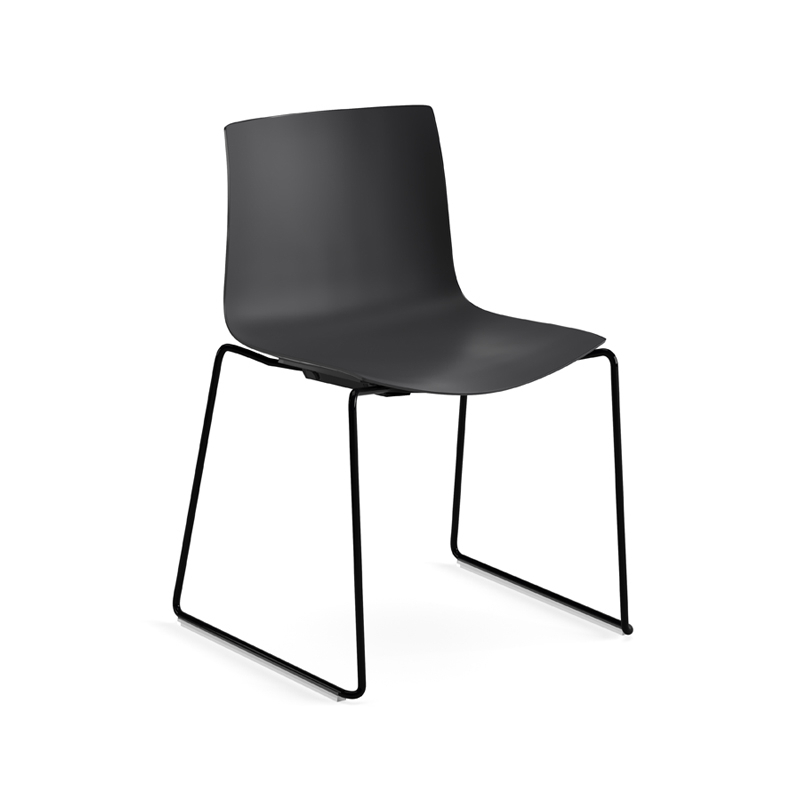 Chaise CATIFA 46 piètement luge Noir ARPER